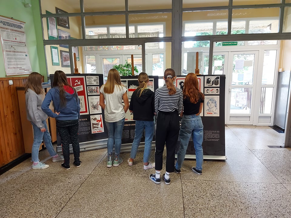 Uczniowie oglądają wystawę o najnowszej historii Polski
